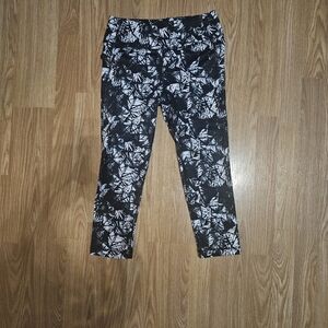 Black and White Abstract Print Capris